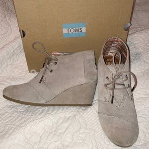 Tom’s size 10 taupe suede desert wedge